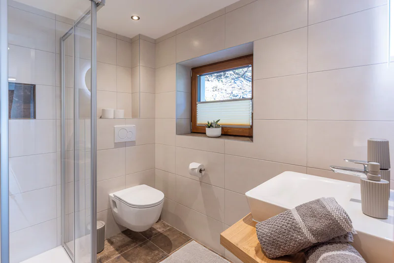 Helles Bad mit Dusche, Waschtisch und Fensternische