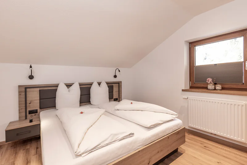 Helles Schlafzimmer mit Doppelbett