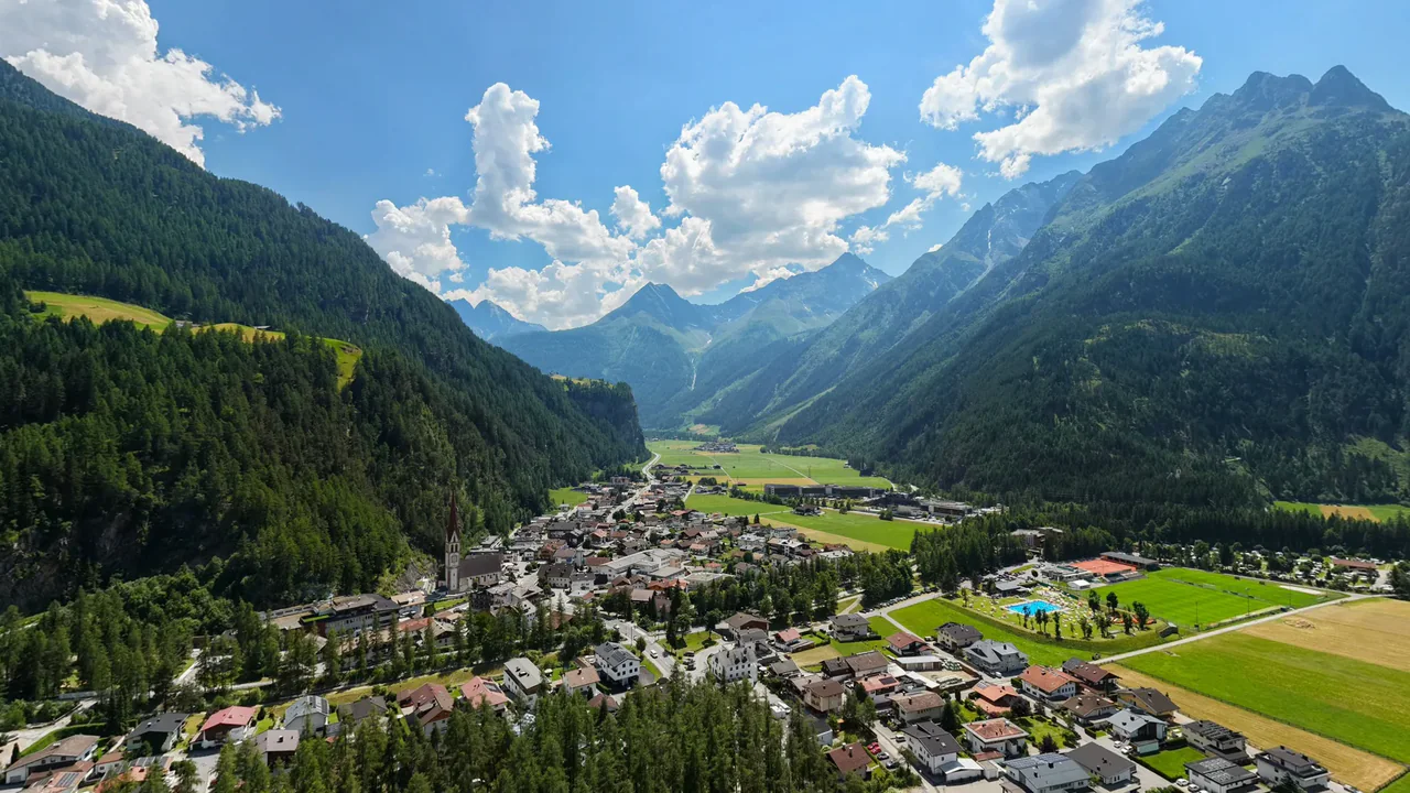 Blick über Längenfeld im Ötztal mit Bergen ringsum