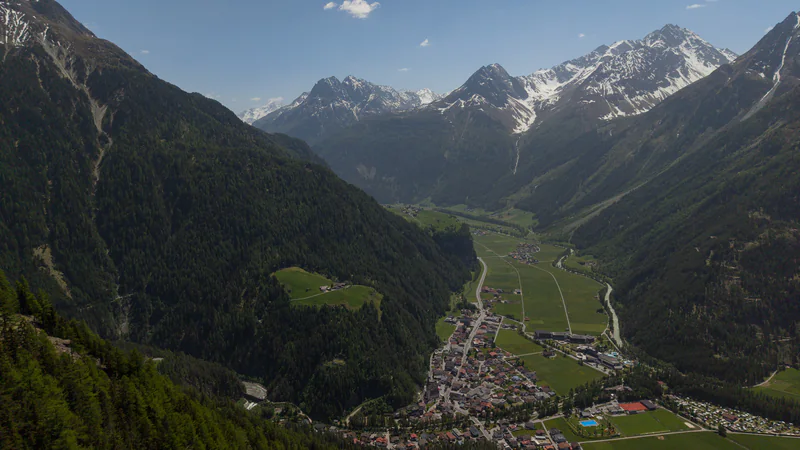 Frühling im Tal: Wiesen und Dorf von oben