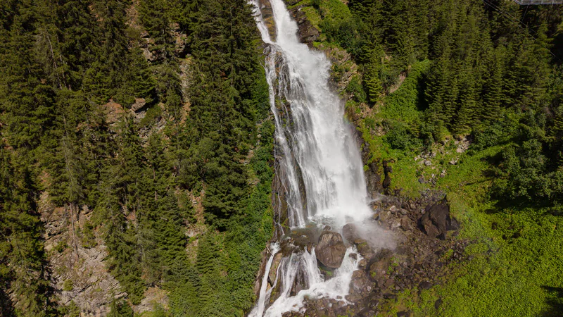 Der Stuibenfall, Tirols größter Wasserfall, aus der Nähe