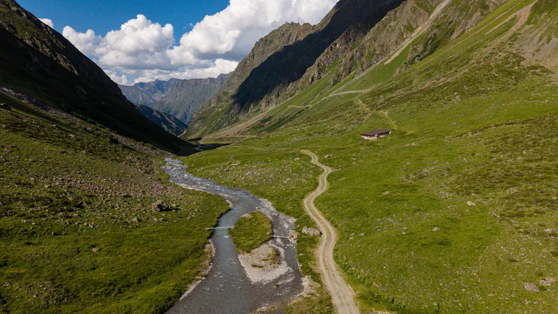 Almtal mit Gletscherbach und einsamer Hütte